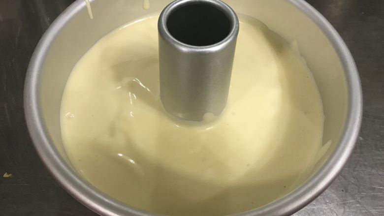 朗姆酒葡萄干戚风蛋糕,倒入模具中后,在台面上震几下模具,去除大气泡