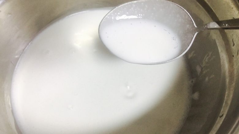 米肠粉,打好的米浆滴入几滴食用油 调匀