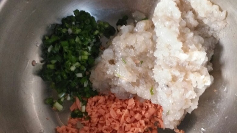 虾丸,虾切碎,剁成虾泥,调入适量的调料,倒入少许酱油和<a style='color:red;display:inline-block;' href='/shicai/ 847'>香油</a>
