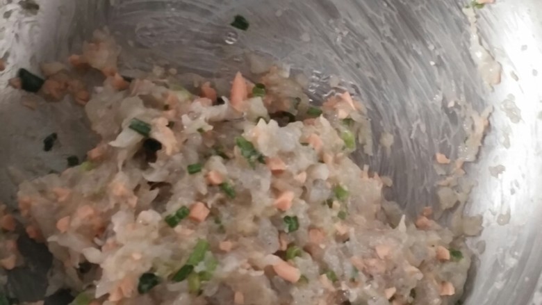 虾丸,顺时针方向搅拌均匀,摔打至上劲(我这个是搅拌了一半的)