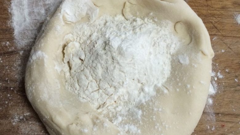 熊猫豆沙包,醒发好的面团做成一个碗状,里面放干面粉