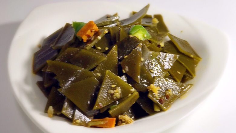 凉拌海带,泡好后，加海天香菇拌饭酱，这个不是很辣，一粒<a style='color:red;display:inline-block;' href='/shicai/ 9145'>蒜泥</a>，<a style='color:red;display:inline-block;' href='/shicai/ 847'>香油</a>、<a style='color:red;display:inline-block;' href='/shicai/ 678'>白芝麻</a>、青椒胡萝卜、<a style='color:red;display:inline-block;' href='/shicai/ 3729'>白糖</a>、盐、<a style='color:red;display:inline-block;' href='/shicai/ 793'>米醋</a>、<a style='color:red;display:inline-block;' href='/shicai/ 135354'>味极鲜酱油</a>，淡一点，不过海带一下子吃太多好像也不好消化的。