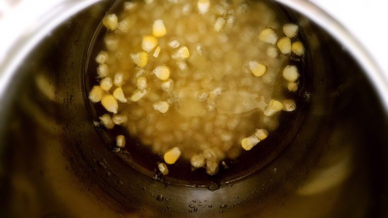 素食早餐,一个玉米拨粒放入豆浆机,加500g左右的水,用米糊档。