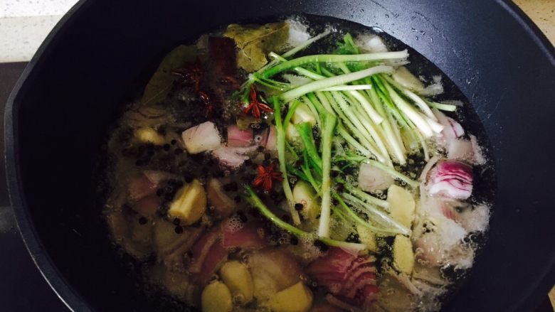 超有内涵的葱油乌冬面,除葱苗和葱花,其余料全部入锅。
