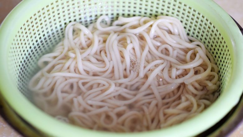 茄子墨鱼豆打卤面,煮好的面条过凉备用;
