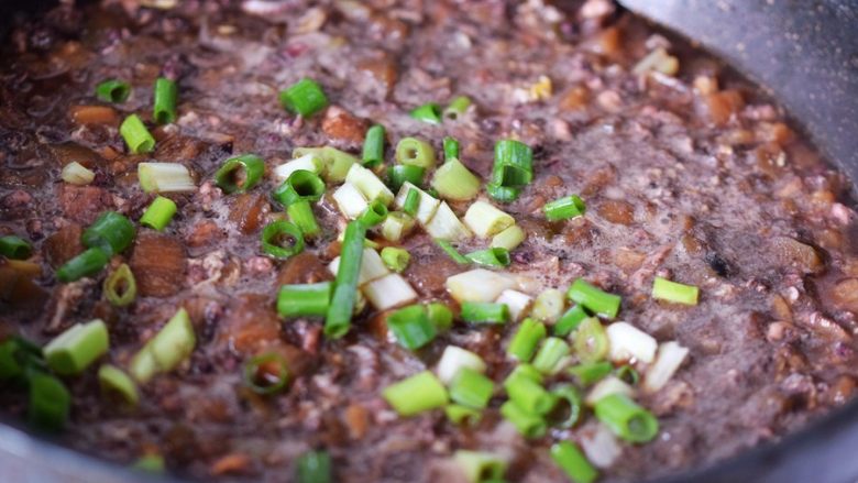 茄子墨鱼豆打卤面,最后撒上葱花，把面条置入碗中，浇上卤子即可。