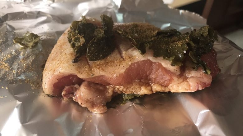 茶香猪颈肉,锡纸铺上一层绿茶叶,上面放上肉,再铺上一层茶叶,想要孜然味重的可以再撒一层孜然,刷少量<a style='color:red;display:inline-block;' href='/shicai/ 865'>蜂蜜</a>