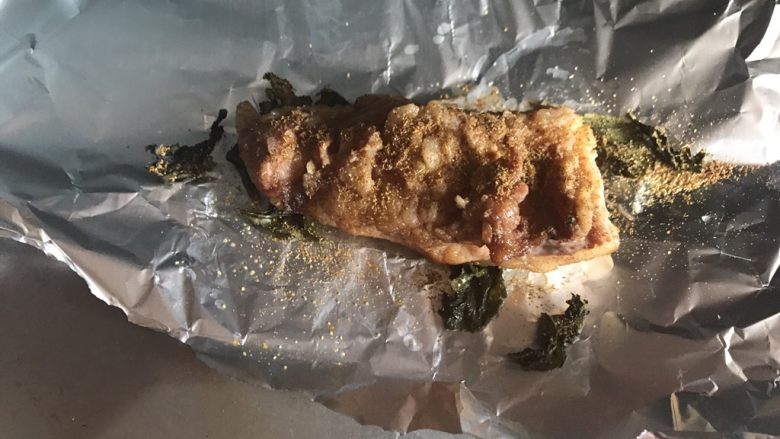 茶香猪颈肉,取出,将肉翻面,再撒上孜然和少量蜂蜜