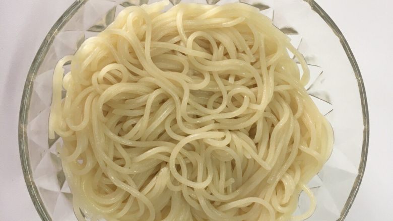 小瓜西红柿鸡蛋炒面,将面煮熟,用凉水过一遍