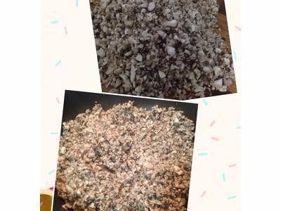 #食二星座#威灵顿菲利牛排,两种菇沥干后用食物调理机打成粗粒(约20秒)没有调理机的就只好跟我ㄧ样用手切;平底锅不放油,中小火将香菇粒干煎除去水份,要不时的翻面然后铺平,当蒸气变少时,用少许的盐和黑胡椒粉调味,即可起锅放凉。