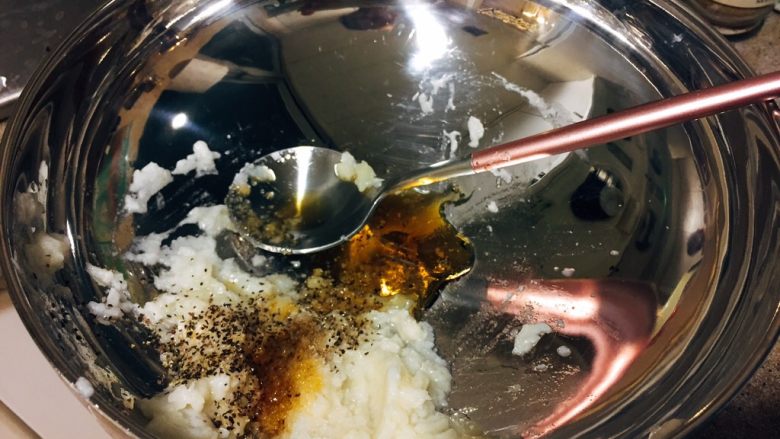 日式鸡汤泡饭,鸡汤炖好了,捞出来洋葱,扔掉。蒜捞出来,用勺子碾成蒜蓉。按照个人口味加入盐,黑胡椒,调成蒜蓉酱。