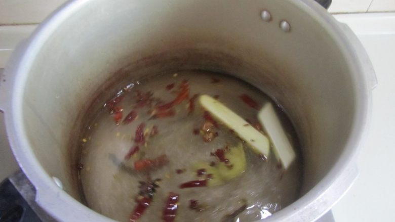 香辣卤鸭脖,加入适量的水炖煮;