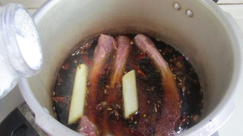 香辣卤鸭脖,放入<a style='color:red;display:inline-block;' href='/shicai/ 324'>鸭脖</a>子进去, 再加入适量的盐;