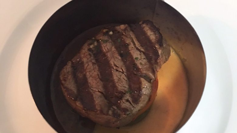 #食二星座#双酱牛里肌佐四季豆沙拉,先放上一片青椒圈,再放一片蕃茄片,接着放上牛里肌;再加一圈青椒圈;再ㄧ层蕃茄片,最后放上蛋,并将蒜头放在蛋黄上,便可移开模具。
