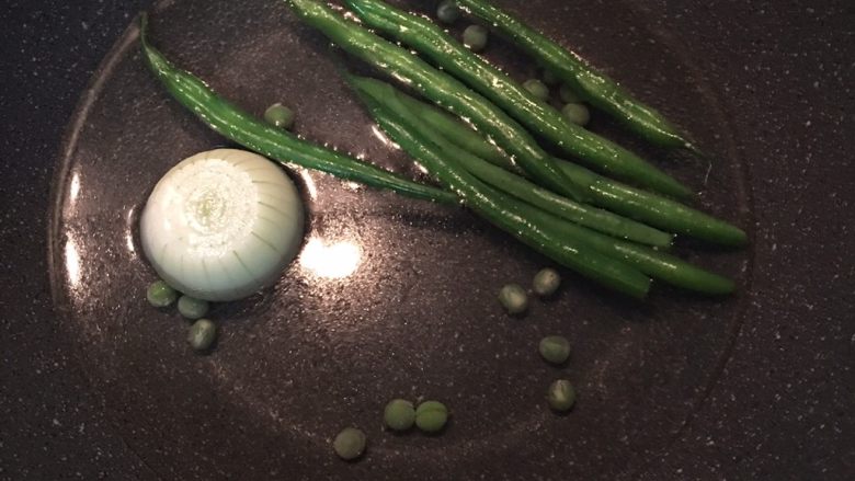 #食二星座#双酱牛里肌佐四季豆沙拉,锅里放水煮滚 ,放ㄧ匙盐,放入四季豆,<a style='color:red;display:inline-block;' href='/shicai/ 89004'>青豆仁</a>和小洋葱水煮;豆类务必煮熟后捞出备用。