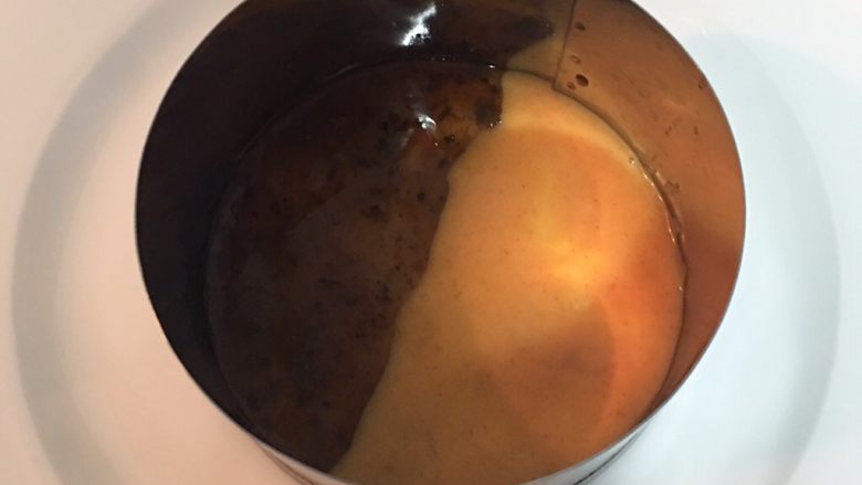 #食二星座#双酱牛里肌佐四季豆沙拉,取ㄧ瓷盘,利用比煎蛋更大的圆型模具,放入两种酱料。