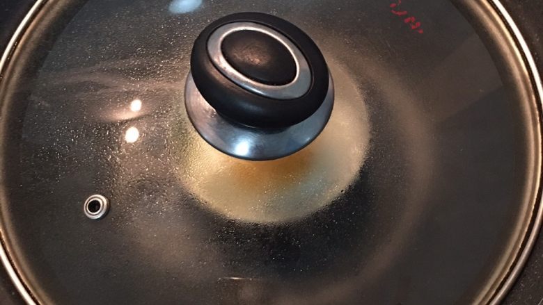 #食二星座#双酱牛里肌佐四季豆沙拉,并盖锅盖将蛋白闷熟即可用铲子铲起备用。