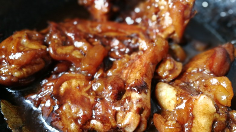 炖猪蹄,大火，开锅后转小火，熬制四十分钟，自然放气即可。（如果打开锅盖，还有水，则可打开锅盖，大火直至汤汁收干。）