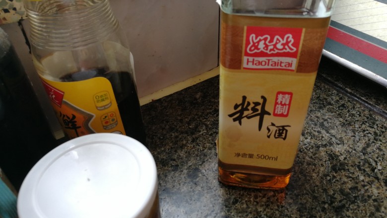 炖猪蹄,高压锅中放入大料，八角，盐，辣椒，料酒，老抽，猪蹄，倒入水，没过猪蹄即可，不需要太多水。