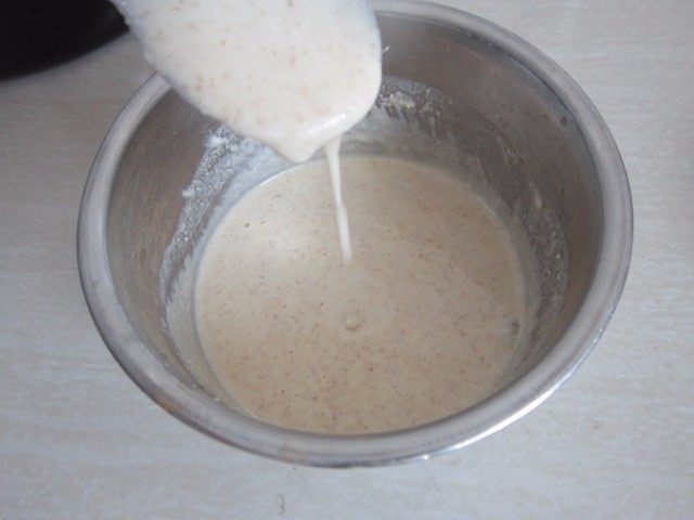 土豆丝卷饼,加入清水,混合搅拌成顺滑面糊。