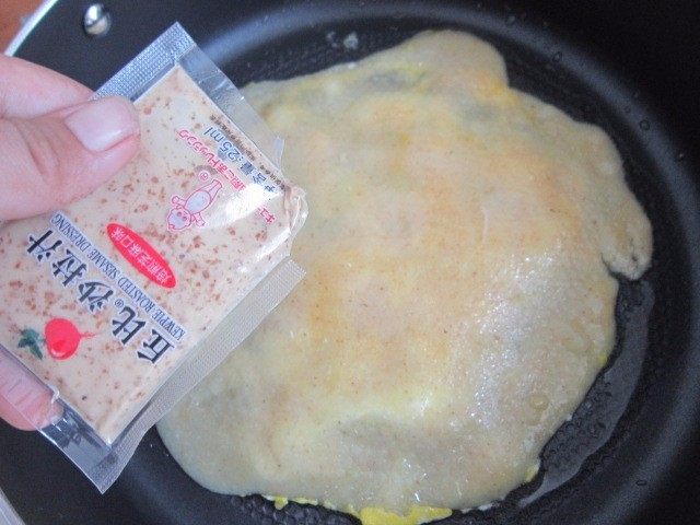 土豆丝卷饼,淋入丘比沙拉汁。