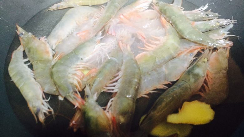 原汁原味白灼虾🦐,放入虾,大火煮开.