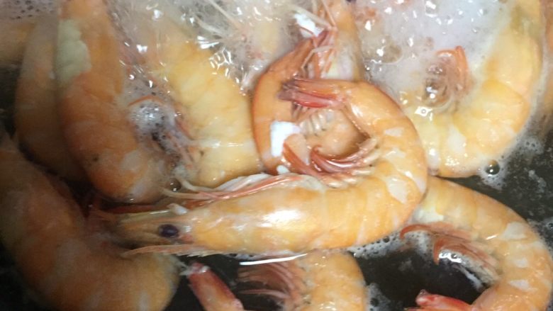 原汁原味白灼虾🦐,大概两三分钟后(视乎虾的大小)虾的身体变弯,就可以捞起来了.