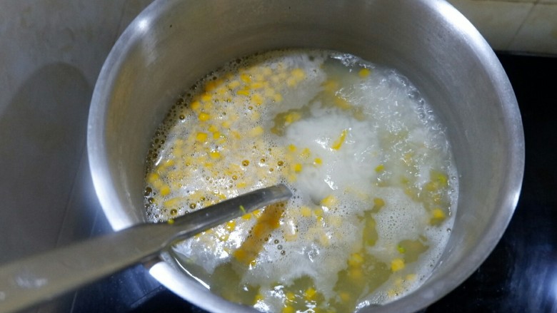 宝宝辅食 生滚南瓜肉丸粥,也可以先烧水,水滚开以后南瓜和米再一起放进去煮
