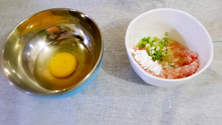 宝宝辅食 生滚南瓜肉丸粥,肉馅是我之前有空的时候剁好了扔冰箱里的，拿出来一点解冻了就能用。放葱花，四分之一蛋清，一小勺淀粉，少许盐，一勺食用油，搅匀上劲。