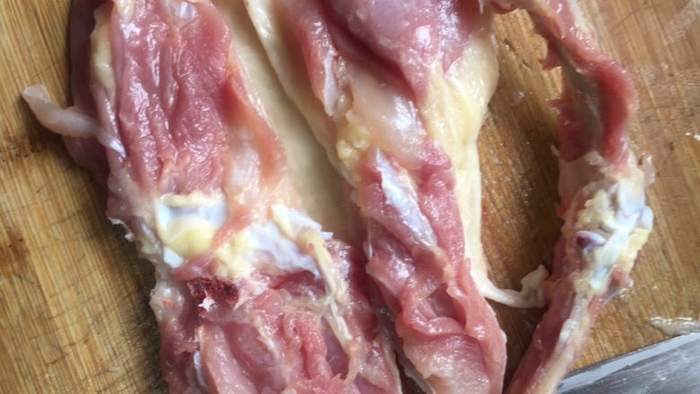 香爆豆豉鸡,鸡骨可以留起来,把鸡腿肉切成块.