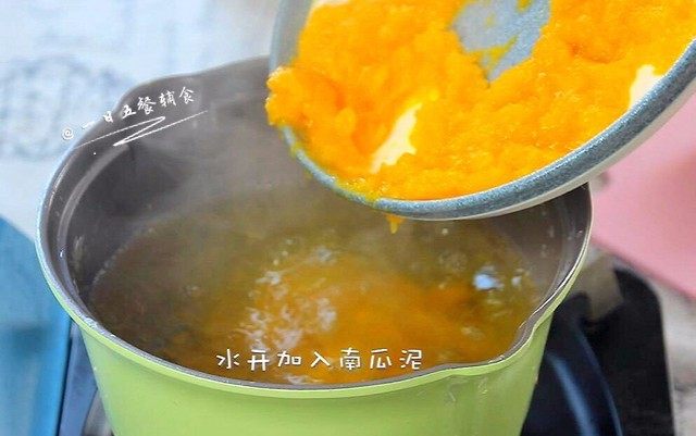 南瓜炖海鲜豆腐,锅中烧水,水开加入南瓜泥。
🌻小贴士:喜欢汤多点就多加水,喜欢浓稠点的就少加水,自己调节下。