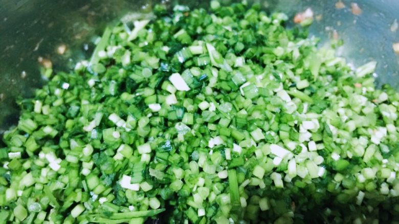 扇贝三鲜水饺,买嫩掉的<a style='color:red;display:inline-block;' href='/shicai/ 116'>韭菜</a>,清洗干净切成小丁
