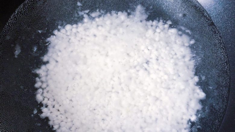 红豆椰奶西米露,将适当西米放入水中,小火煮开直至透明(一直搅拌,防止粘锅)约二十分钟