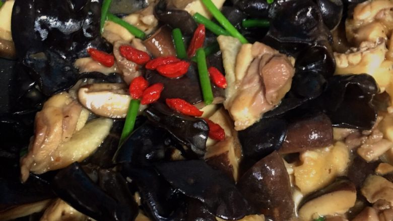 香爆豆豉鸡,加点水焖煮一会.加入黑木耳继续翻炒.最后下香<a style='color:red;display:inline-block;' href='/shicai/ 3250'>葱</a>,枸杞翻炒片刻.