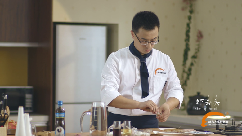 火龙果杏仁炒虾仁,首先处理<a style='color:red;display:inline-block;' href='/shicai/ 291'>明虾</a>,先去虾头