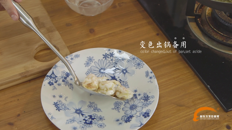 火龙果杏仁炒虾仁,炒至虾仁变色以后,将虾仁盛出备用