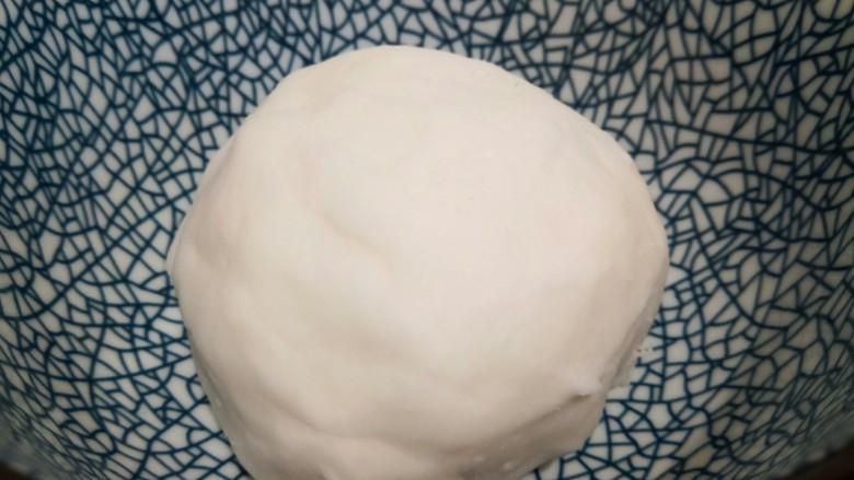 水晶饺子,略微散一下热,用手揉成面团,加一点食用油,继续揉至面团光滑