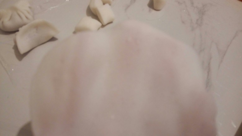 水晶饺子,擀面杖擀成薄片,看一下,拿在手上能看见手指印就可以