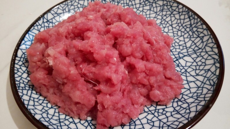 水晶饺子,接下来把肉剁碎,尽量选劲膜少的