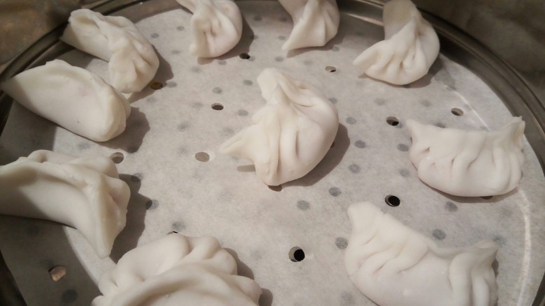 水晶饺子,蒸屉垫油纸,水开之后,放入饺子,大火蒸5-8分钟就可以出锅,