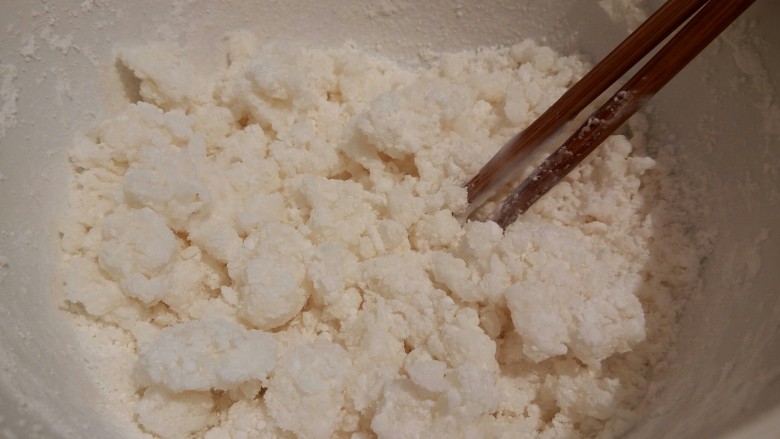 水晶饺子,澄面生粉(也就是小麦淀粉)和玉米淀粉放入碗内,分次加入开水,用筷子搅拌至结小块,