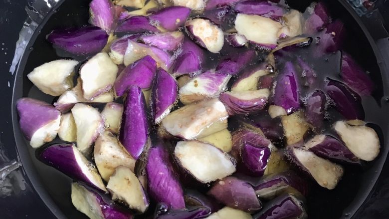 红烧茄子,锅中放适量的油烧热,茄子倒进去油炸