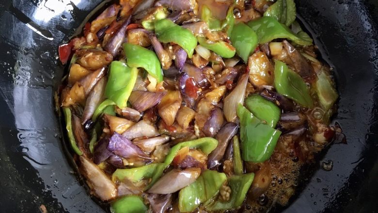 红烧茄子,翻炒均匀即可,喜欢加胡椒的可以加少许胡椒调味哦