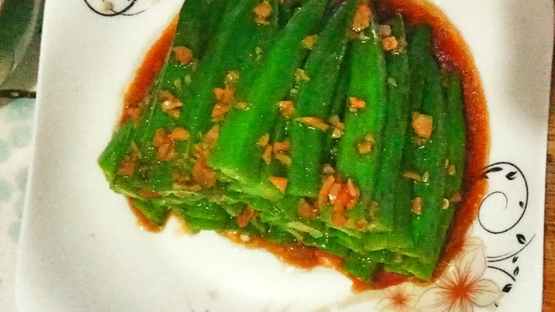 凉拌秋葵,浇上料汁就可以了,真的很清爽哦