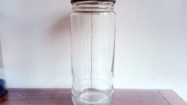 葡萄干天然酵母,另外准备一个1L左右的罐子,洗干净用沸水消毒后晾干。尽量选择圆柱形的罐子,利于接下来做高度标记