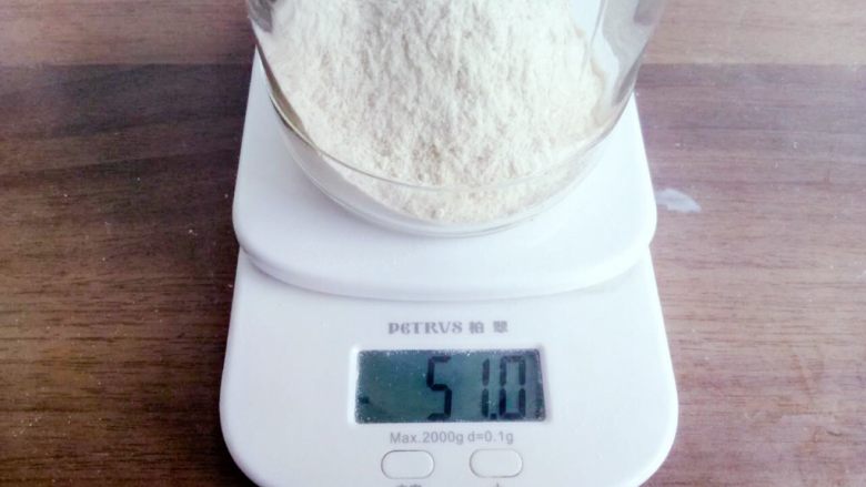 葡萄干天然酵母,称取50g<a style='color:red;display:inline-block;' href='/shicai/ 534'>全麦粉</a>,放进罐子