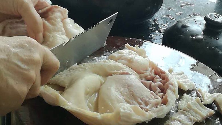 清汤猪肚,细细切开,顺着纹路