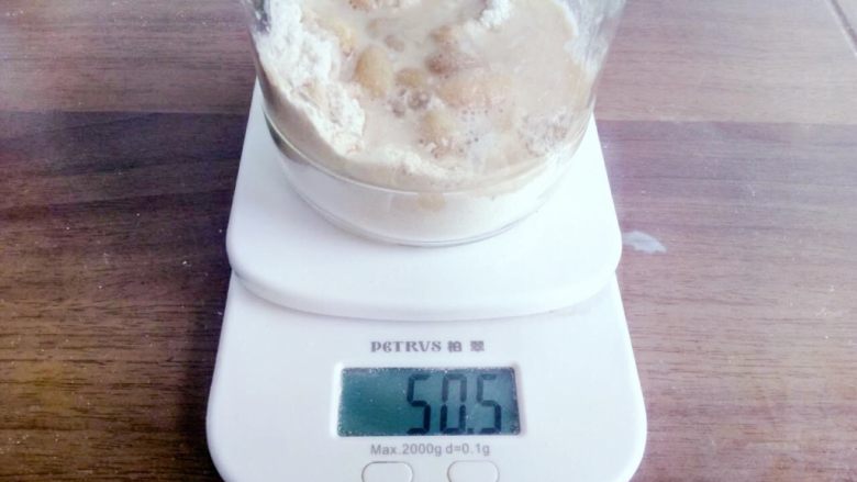 葡萄干天然酵母,再称取50g的葡萄种液放进罐子(可以把葡萄干也放进去,也可以只放液体)p