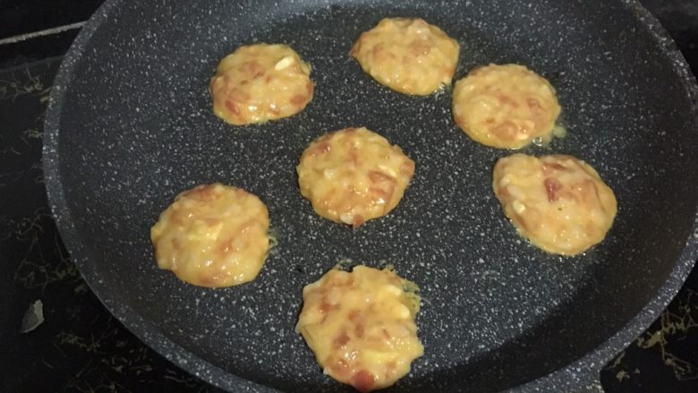 番茄奶酪米饼,热锅刷油,开小火,用勺子舀入米饭糊,煎至底部凝固后翻面,两面金黄就能出锅了。