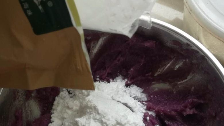 番薯芋圆,第一次加木薯粉,搅拌